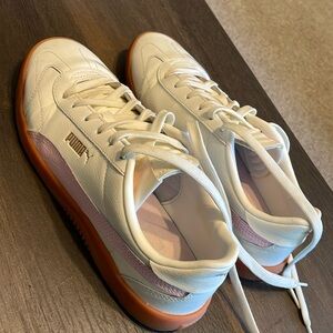 White pink rubber gum sole puma women’s sneakers size 9 Puma Club 5V5 Sneaker